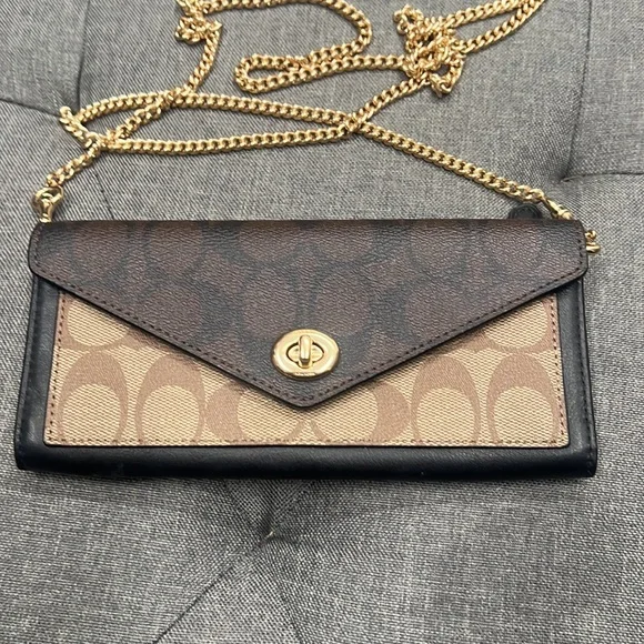 Slim envelope wallet with outlet chain in blocked signature canvas